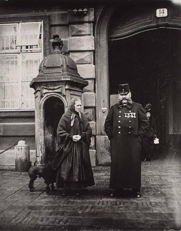 Portier vor dem Kriegsministerium. I. Am Hof