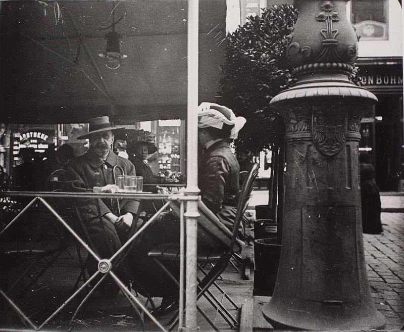 Peter Altenberg im zum Café Schrangl gehörigen Grabenkiosk