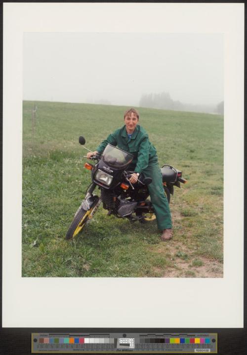 Junger Mann mit Motorrad, Bad Leonfelden