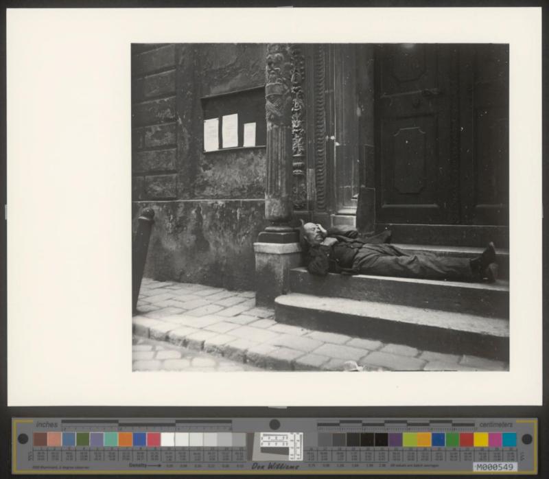 Strotter vor der Salvatorkirche in I., Salvatorgasse