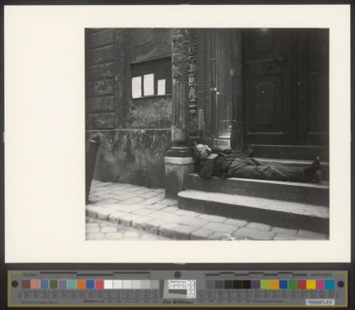 Strotter vor der Salvatorkirche in I., Salvatorgasse